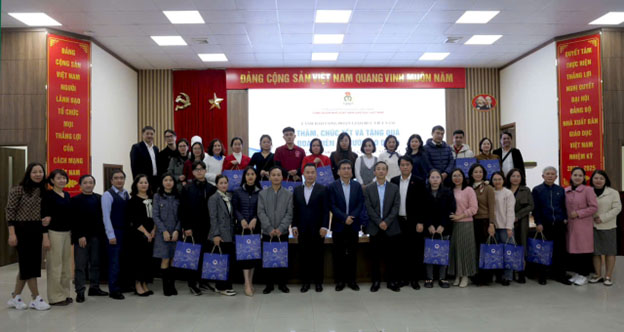 Công đoàn Giáo dục Việt Nam đến thăm, chúc Tết và tặng quà cho đoàn viên, người lao động tại Công đoàn Nhà xuất bản Giáo dục Việt Nam