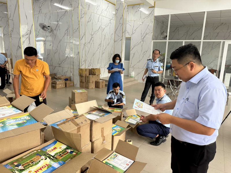Tăng cường xử phạt, áp dụng công nghệ cao để chống nạn sách giả