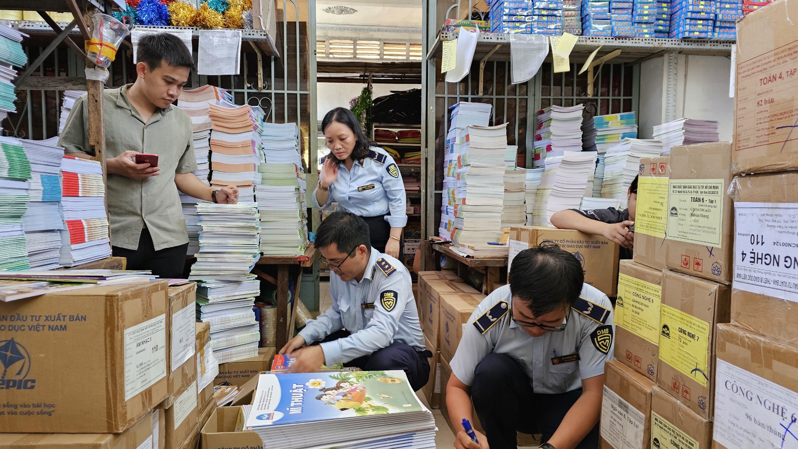Tây Ninh: Phát hiện số lượng lớn sách giáo khoa có dấu hiệu giả mạo nhãn hàng hóa, bao bì hàng hóa