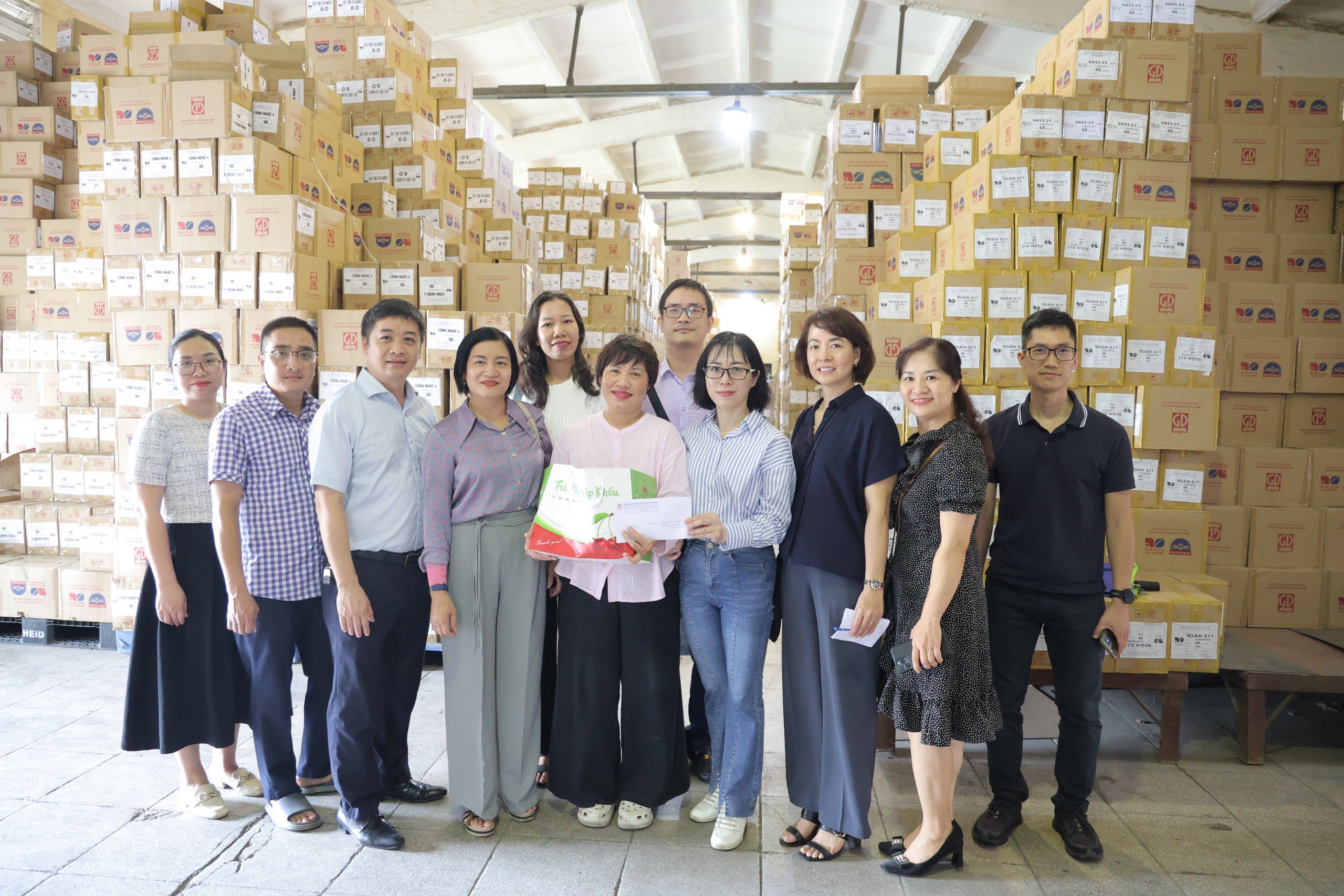 Công đoàn cơ sở NXBGDVN thăm và làm việc tại kho Đông Anh