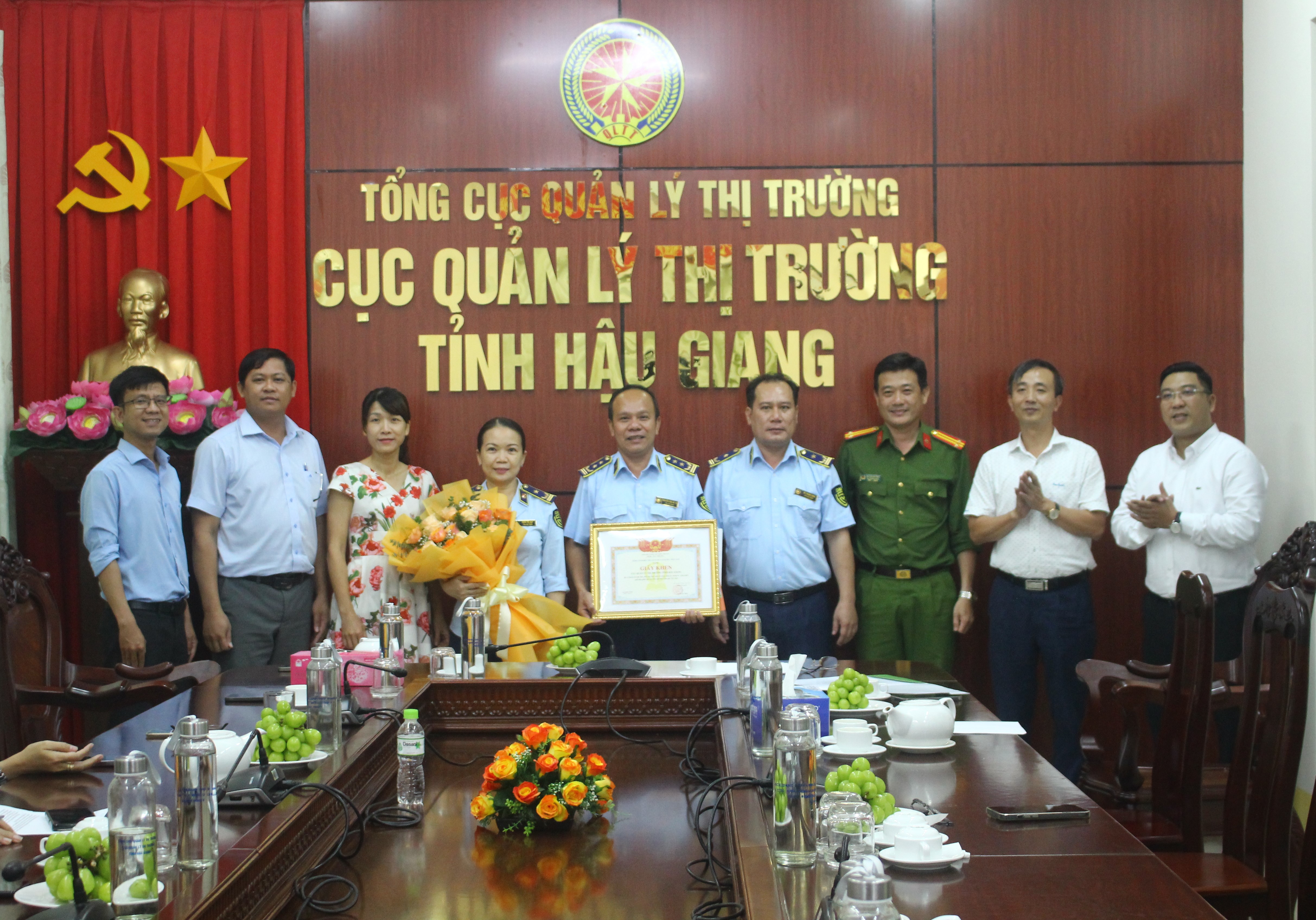 Nhà xuất bản Giáo dục Việt Nam tặng Giấy khen cho Cục Quản lý thị trường tỉnh Hậu Giang