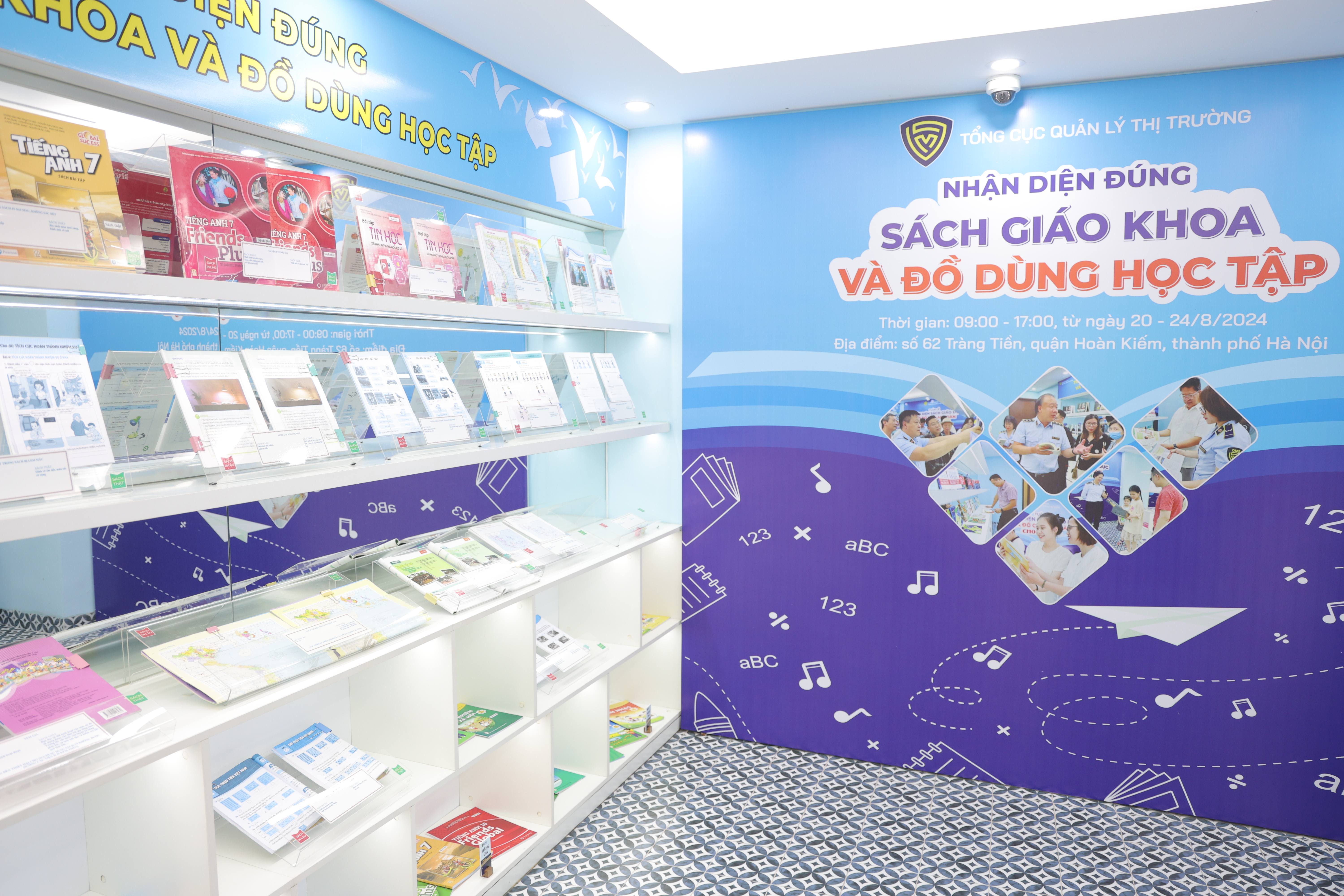 Mở cửa phòng trưng bày nhận diện đúng sách giáo khoa và đồ dùng học tập