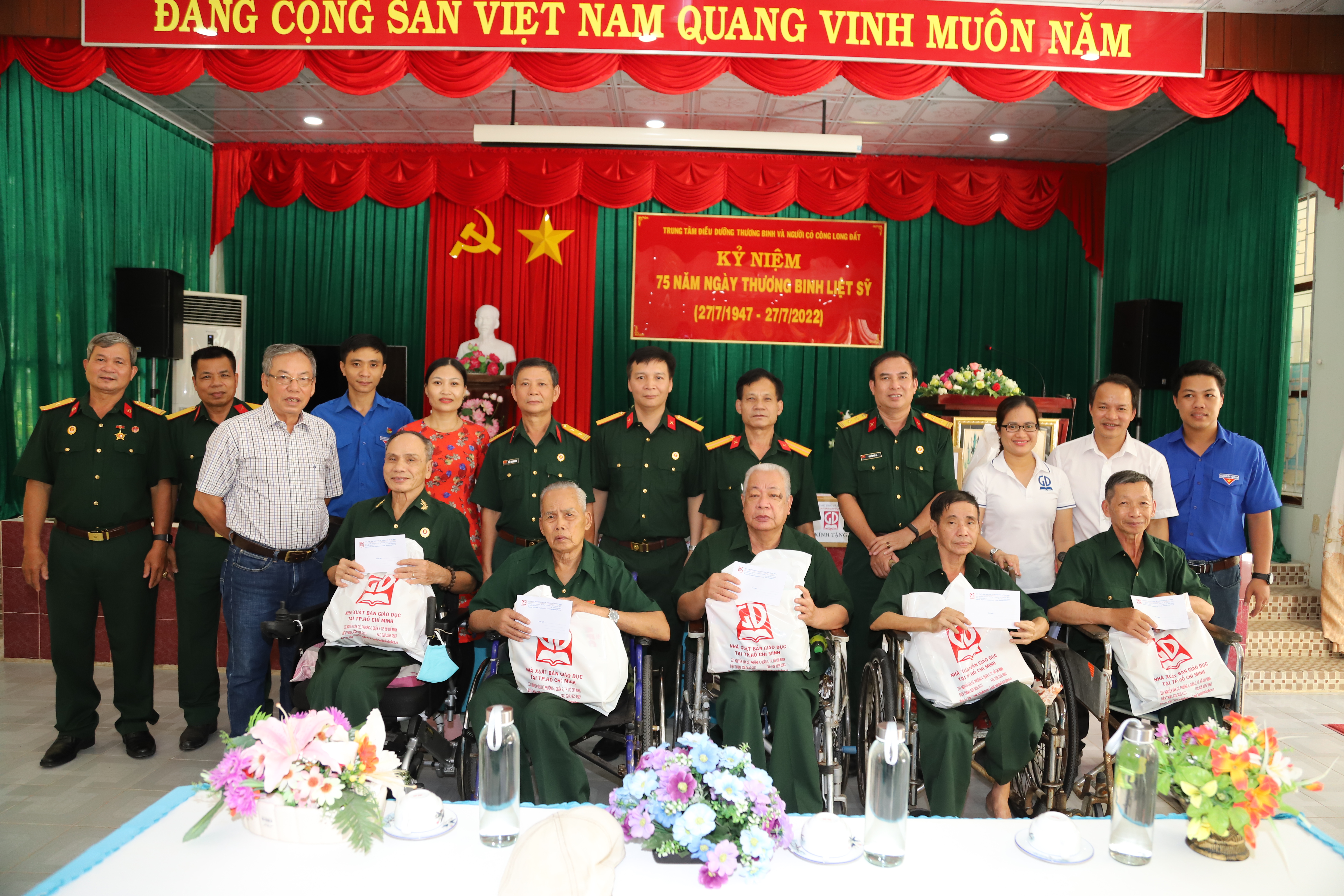Thăm hỏi và tặng quà tại Trung tâm Điều dưỡng thương binh và người có công Long Đất