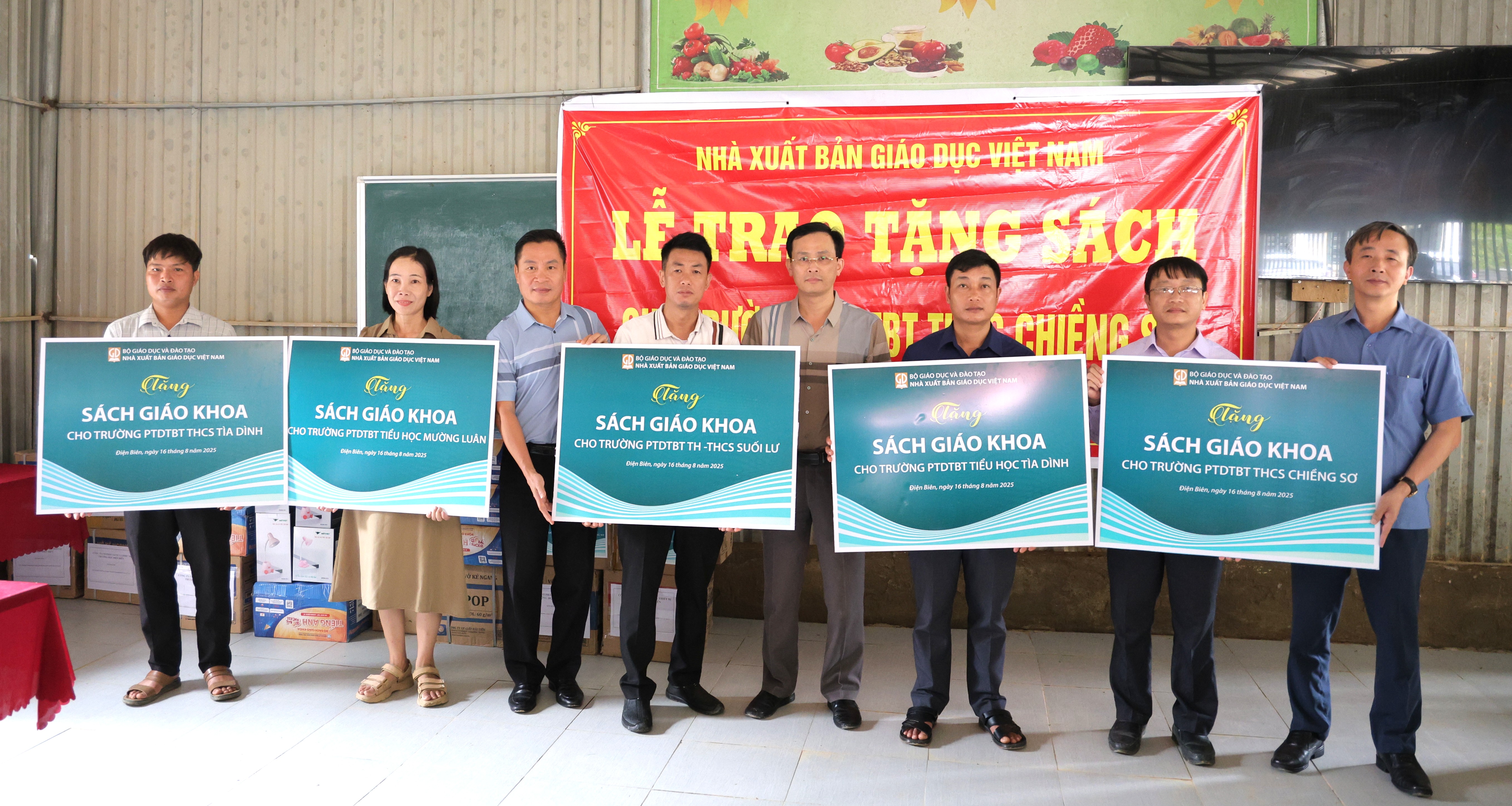 NXB Giáo dục Việt Nam: Trao tặng hơn 117.000 bản sách giáo khoa cho học sinh vùng lũ