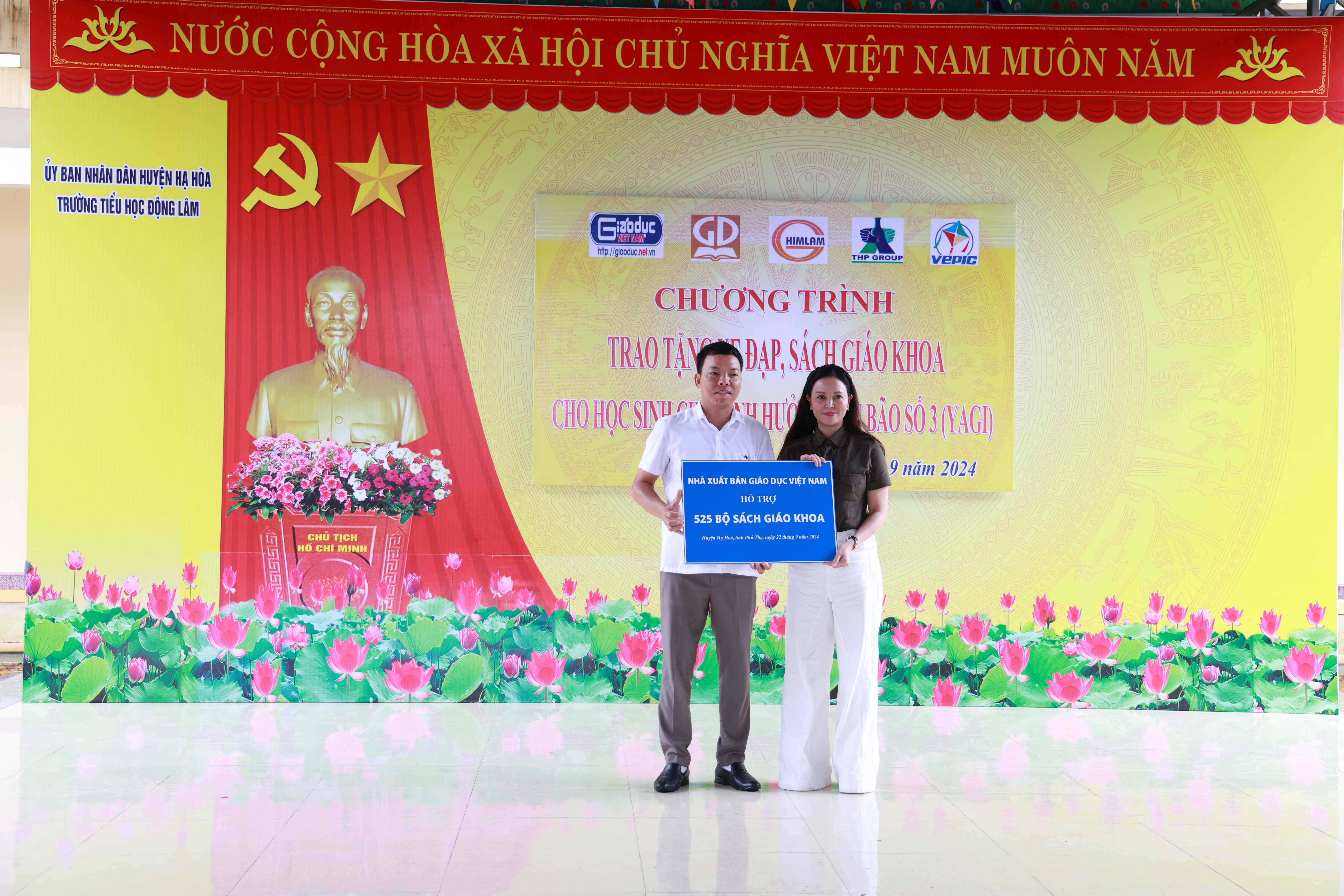 Nhà xuất bản Giáo dục Việt Nam tặng sách giáo khoa cho học sinh huyện Hạ Hoà, tỉnh Phú Thọ